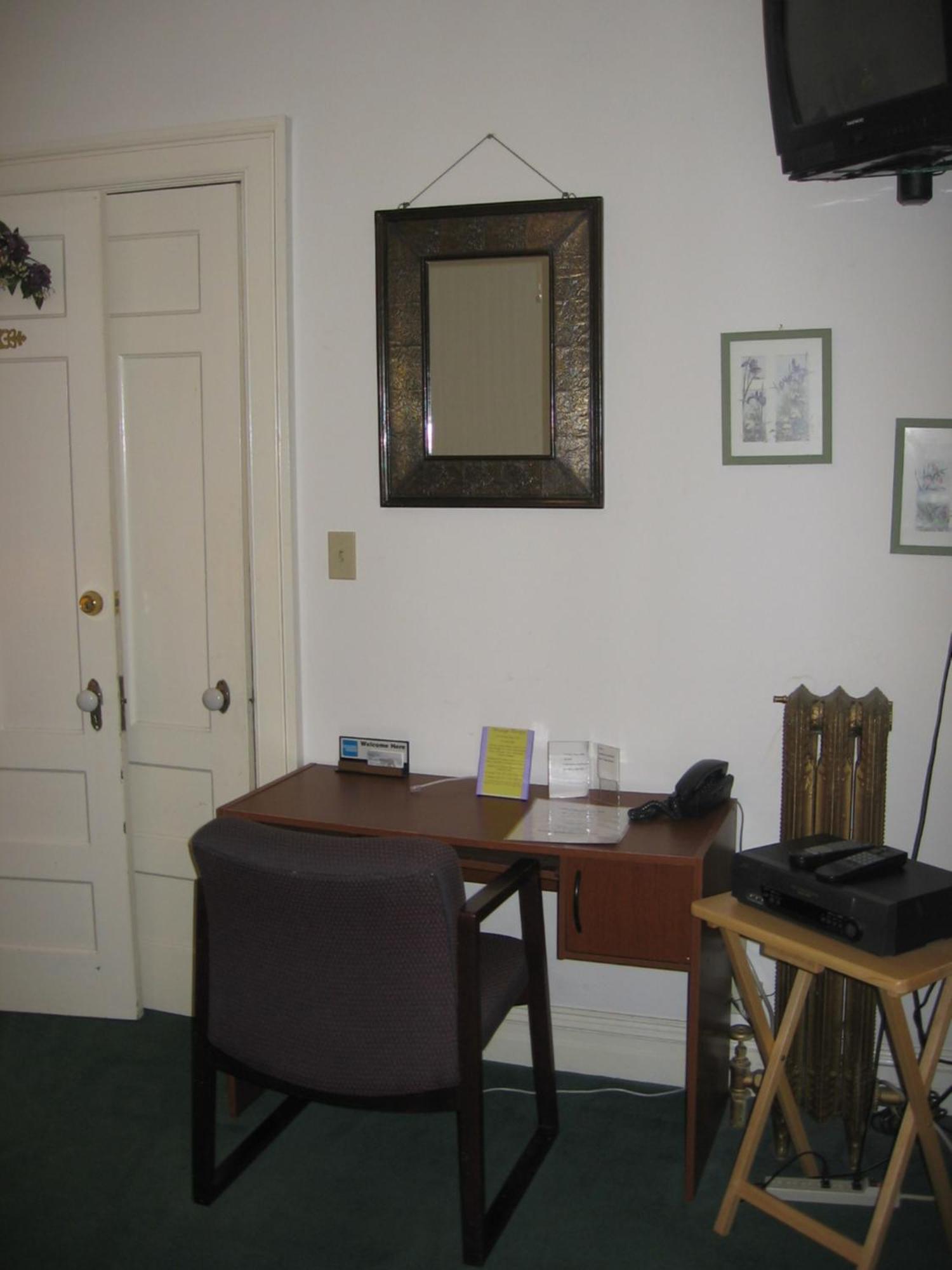 Olde Judge Mansion B&B Troy Room photo