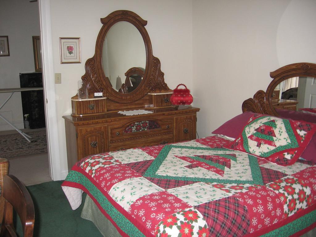 Olde Judge Mansion B&B Troy Room photo