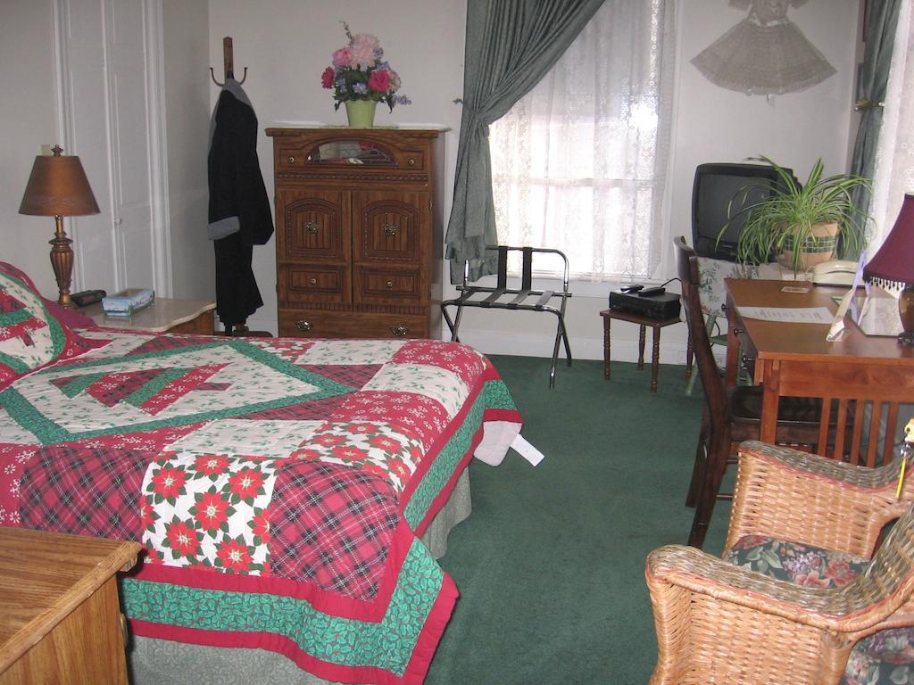 Olde Judge Mansion B&B Troy Room photo