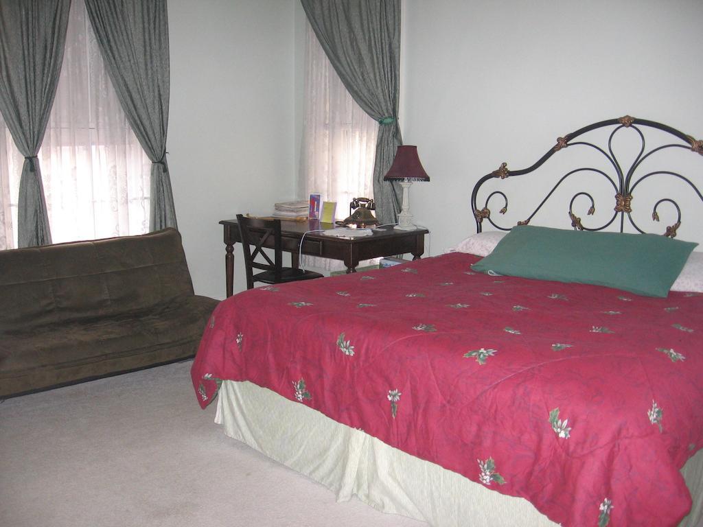 Olde Judge Mansion B&B Troy Room photo