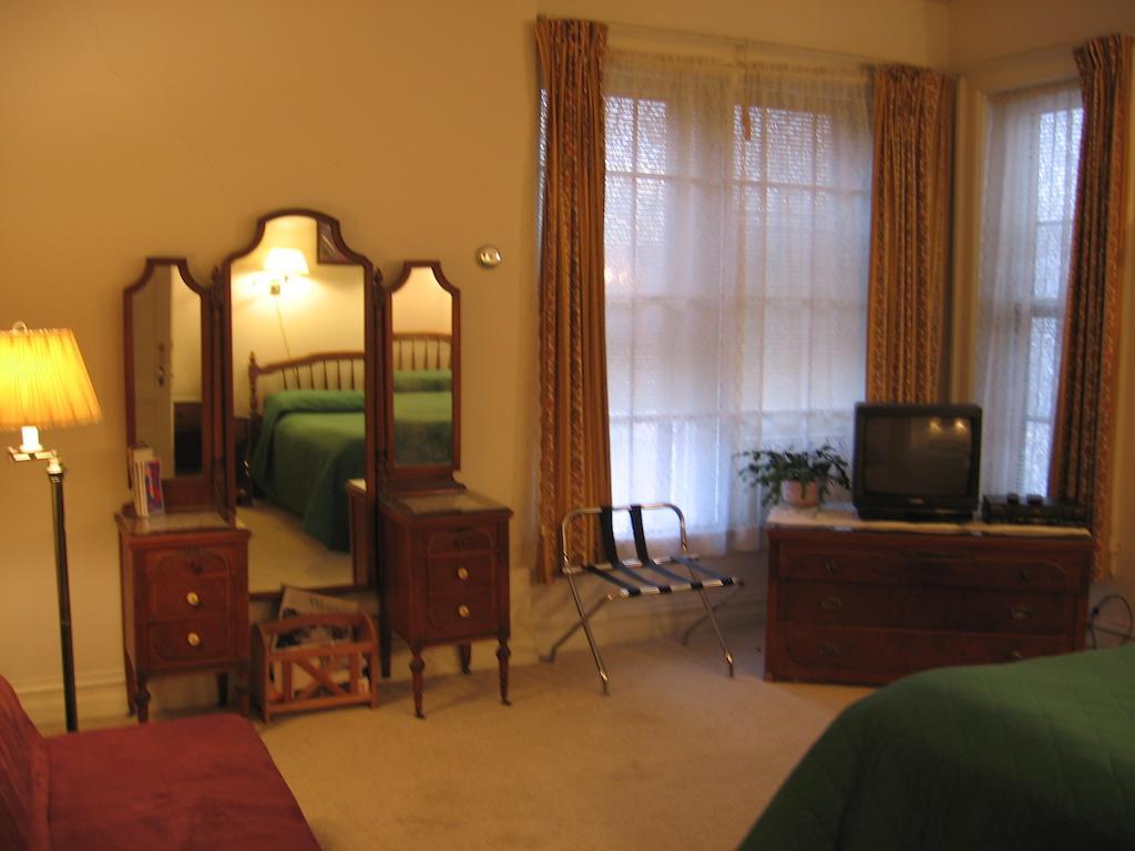 Olde Judge Mansion B&B Troy Room photo