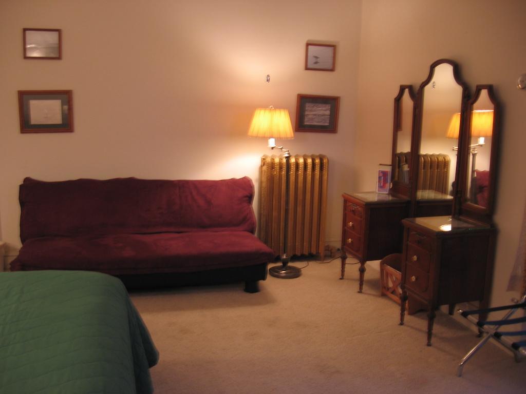 Olde Judge Mansion B&B Troy Room photo